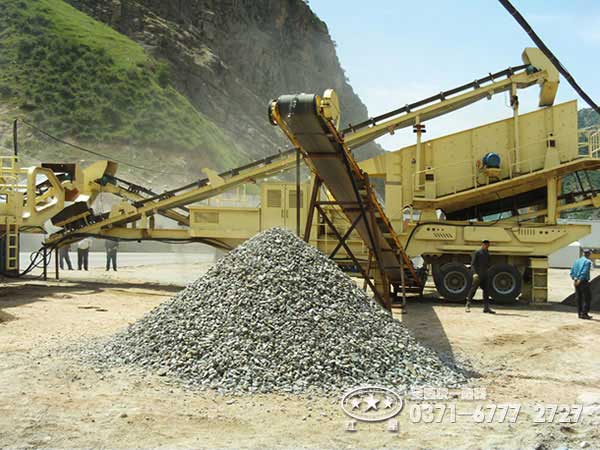 某地區移動式建筑垃圾處理生產線現場