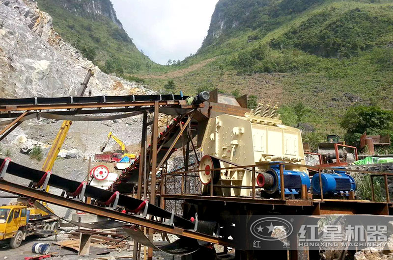 1520反擊式破碎機生產石油焦現場